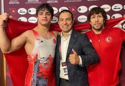 Şampiyon güreşçiler, altın madalyalarını Türk milletine armağan etti