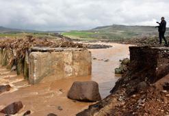Şanlıurfa'da sağanak yağışta köprü çöktü