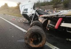 Hurdaya dönen TIR'dan yara almadan kurtuldu