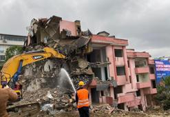 Büyükçekmece'de deprem riskli 4 bloklu sitenin yıkımına başlandı