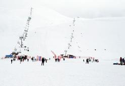 Bingöl’de paraşütçüler, fotoğrafçılar için uçtu