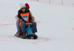 Erciyes'te çiftlerin 'Artık çekilmez oldun' sloganlı kızak yarışması