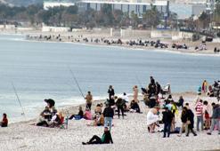 Antalya'da güneşi havada sahil doldu