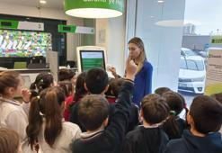 Finansal okuryazarlık eğitim alan öğrenciler Garanti BBVA'nın şubelerini ziyaret etti