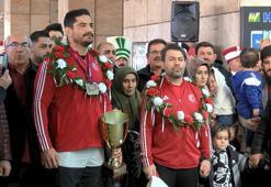 Serbest Güreş Milli Takımı'na coşkulu karşılama