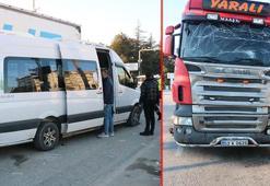Afyonkarahisar'da işçi servisi ile TIR çarpıştı: 14 yaralı