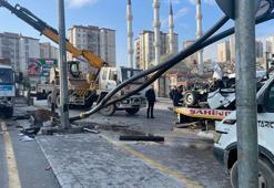 İş makinesi yüklü çekici, 6 araca çarptı: 3 yaralı