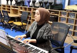 Gözlerini tamamen kaybetme korkusu yaşayan Jale öğretmen, baston eğitimi alıyor