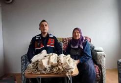 Sarıkamış'ta görev yapan askerler için yün çorap ördü