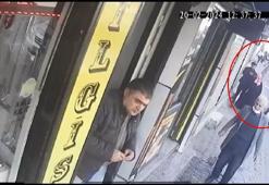 Gaziosmanpaşa'da üvey annesini sokak ortasında başından vurarak öldürdü