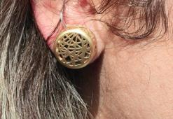 Kaygıları gidermek için küpe şeklinde işitme cihazı