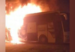 Bartın'da seyir halindeki yolcu otobüsü alev alev yandı; o anlar kamerada