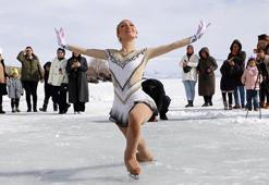 Yüzeyi buz tutan Çıldır Gölü'nde 'kurtuluş' dansı