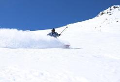 Yıldız Dağı'nda kar yağışı; 2 bin 552 rakımda kayak yaptılar