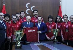 Devlet Bahçeli, TGF Başkanı Şeref Eroğlu'nu ve güreş milli takımını kabul etti