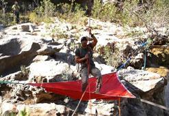 60 metrelik uçurumun ortasına kurduğu hamağın halatı kopunca ölümden döndü