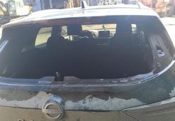 Belediye Başkanı'nın aracının camı kırıldı, pankartı kurşunlandı