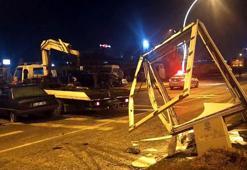 Refüjdeki reklam panosuna çarpan otomobilin sürücüsü 2.93 promil alkollü çıktı; kaza kamerada