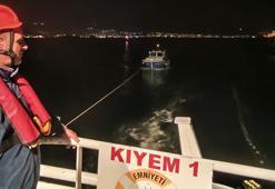 Çanakkale Boğazı'nda sürüklenen tekne kurtarıldı