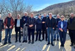 Köylerine 'katı atık tesisi' istemeyen köylüler yol kapattı, nöbete başladı