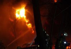 Avcılar'da 4 katlı tekstil fabrikası alev alev yandı: 3 yaralı