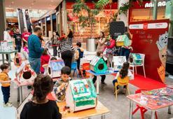 Minik eller kedi evlerini boyadı