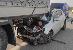 Otomobil, TIR'a arkadan çarptı; sürücü ağır yaralı
