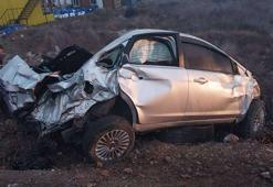 Otomobil reklam panosuna çarptı: 1 ölü, 1'i ağır 3 yaralı