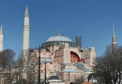 Ayasofya Camii'ne 'La İlahe İllallah' yazılı mahya asıldı