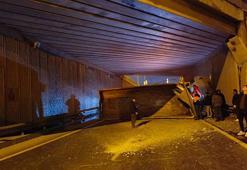 Kağıthane'de hafriyat kamyonunun açık bırakılan damperi köprüye çarptı