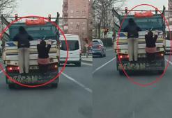 Çocukların kamyonet arkasındaki tehlikeli yolculuğu kamerada