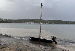 Bodrum’da sağanak ve fırtına; tekne kıyıya vurdu; cadde ve sokaklar göle döndü