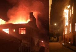 Büyükçekmece'de tarihi bina alev alev yandı