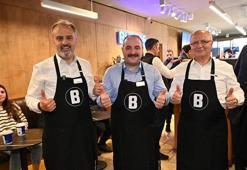 Mustafa Varank ve Alinur Aktaş, barista önlüğü giyerek kahve ikramında bulundu
