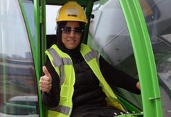 İki çocuk annesi, ön yargıları yıkıp vinç operatörü oldu