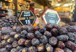 Mısır Çarşısı'nda taneyle hurma satışı