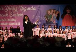Ayşegül Aldinç, çocuk korosu ile sahne aldı