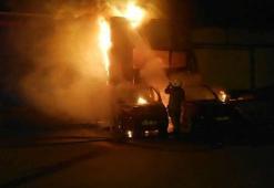 Bursa'da, oto tamirhanesinde çıkan yangın 4 araca sıçradı