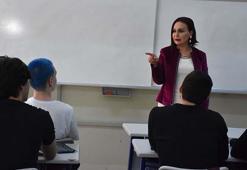 Kanseri yenen Yelda öğretmen, kendisi gibi kanser hastalarına umut oldu