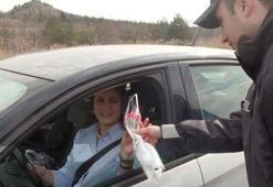 Kırıkkale'de trafik polisleri, kadın sürücülerin 'Dünya Kadınlar Günü'nü kutladı