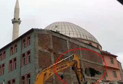 Yıkım sırasında çöken ağır hasarlı bina, camiye zarar verdi