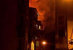 Beyoğlu'nda çatı yangını