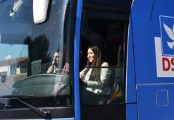 Belediye başkan adayı Betül, seçim otobüsünü kendisi kullanıyor