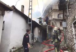 İtfaiye aracı dar sokağa giremeyince yangına müdahale için sokaktaki hidrantı kullandılar