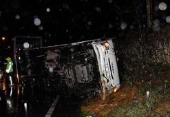 Eyüpsultan'da tekstil malzemesi yüklü kamyon devrildi