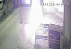 Midibüsü benzin döküp, yaktı; o anlar kamerada