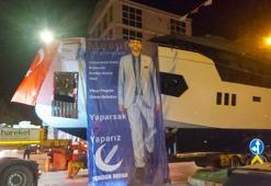 Kamyona yüklenen lüks yatla seçim konvoyu