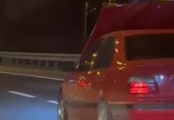 Bayrampaşa'da seyir halindeki otomobilin kaputu açıldı