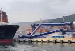 Konteyner yüklü geminin çarptığı limandaki vinçler devrildi