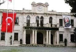 Depremde hasar gören tarihi Hatay Valiliği binasının yıkımı gerçekleşti